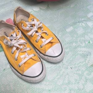 Converse unisex size 2